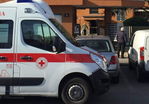 Rozzano, tragedia sul lavoro: operaio precipita dal quarto piano e muore mentre installa tende Rozzano, tragedia sul lavoro: operaio precipita dal quarto piano e muore mentre installa tende