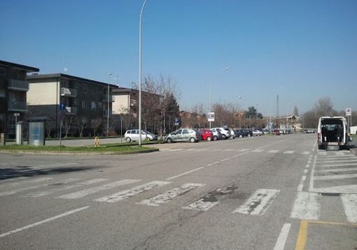 Magenta: vandalo nel parcheggio del Fornaroli, gomme delle auto tagliate Magenta: vandalo nel parcheggio del Fornaroli, gomme delle auto tagliate