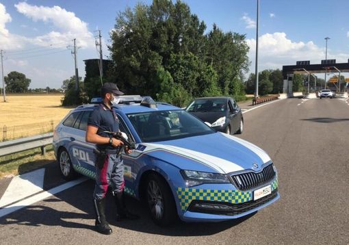 Viveva a Magenta ed era ricercato per omicidio commesso in Egitto: intercettato dalla Polizia Stradale in autostrada