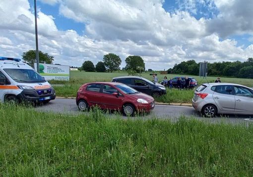 Robecco sul Naviglio: tamponamento all’intersezione con Magenta, tre auto coinvolte Robecco sul Naviglio: tamponamento all’intersezione con Magenta, tre auto coinvolte