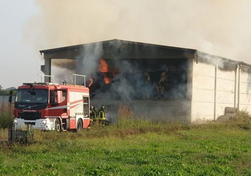 Capannone in fiamme a Casterno di Robecco sul Naviglio: vigili del fuoco al lavoro