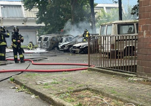 Abbiategrasso: maxi rogo alla Folletta, bruciate cinque auto parcheggiate in un cortile