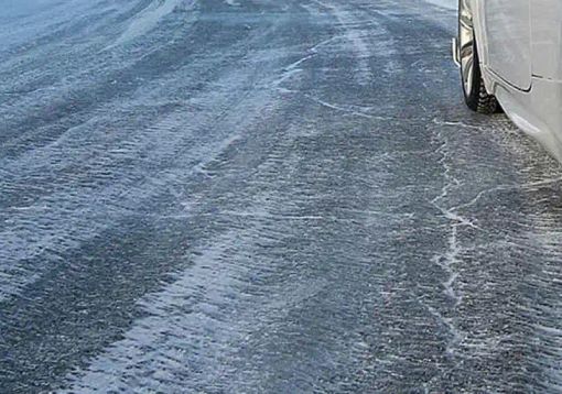 Strada ghiacciata, automobilista a Marcallo con Casone sbatte contro il guard rail