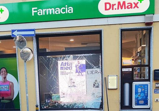 Robecco: vandali nella notte spaccano la vetrina della farmacia di via San Giovanni Robecco: vandali nella notte spaccano la vetrina della farmacia di via San Giovanni