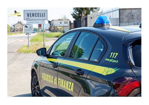 Finanza: sequestrati 7mila profumi per la casa e materiali per il presepe irregolari