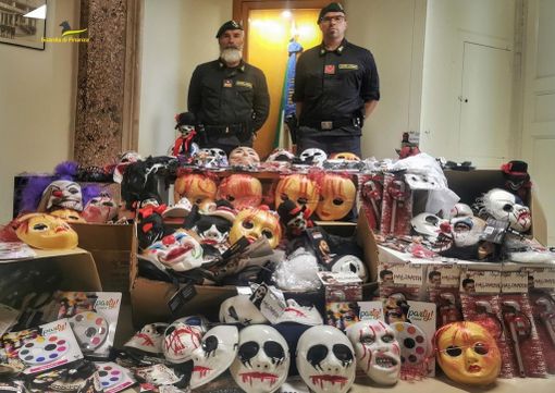 Halloween all'insegna dell'illegalità: la Guardia di Finanza denuncia 39 persone e sequestra 3,6 milioni di euro di prodotti non sicuri Halloween all'insegna dell'illegalità: la Guardia di Finanza denuncia 39 persone e sequestra 3,6 milioni di euro di prodotti non sicuri