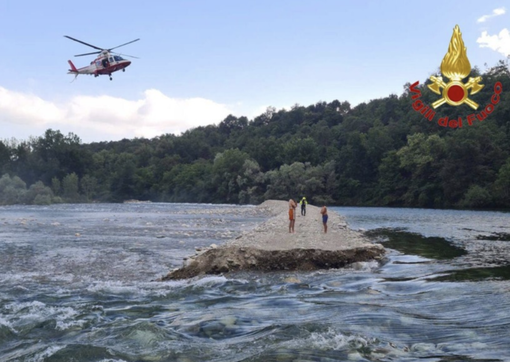 Intrappolati su un isolotto di sabbia nel Ticino: un adulto e quattro bambini salvati dall'elicottero dei vigili del fuoco Intrappolati su un isolotto di sabbia nel Ticino: un adulto e quattro bambini salvati dall'elicottero dei vigili del fuoco