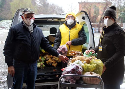 Covid, raccolti 4 quintali di cibo  con la “spesa sospesa” ai mercati Coldiretti