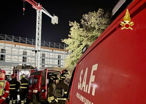Pavia: uomo si arrampica su una gru in via Treves, intervengono i Vigili del fuoco Pavia: uomo si arrampica su una gru in via Treves, intervengono i Vigili del fuoco