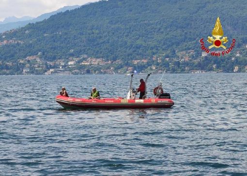 VIDEO E FOTO. Recuperato dai sommozzatori il cadavere rinvenuto nel pomeriggio sul fondo del lago Maggiore a Castelveccana VIDEO E FOTO. Recuperato dai sommozzatori il cadavere rinvenuto nel pomeriggio sul fondo del lago Maggiore a Castelveccana