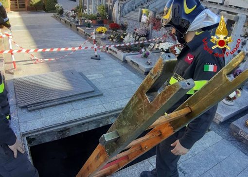 FOTO. Operaio di 58 anni precipita da un'altezza di quattro metri al cimitero di Gallarate durante la tumulazione di una bara: è grave