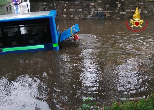 Il pullman nel sottopasso (da una foto di Alessandro Cassina sul gruppo Fb Busto Arsizio 360)