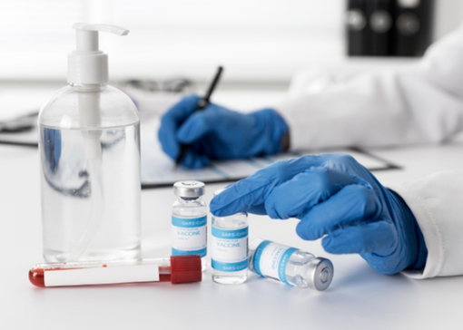 Richiamo vaccino Covid: dalla febbre ai dolori muscolari, ecco i sintomi indicati da Aifa