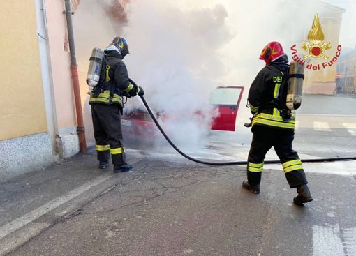Valle: incendio su auto alimentata a gpl, strada chiusa per circa un'ora