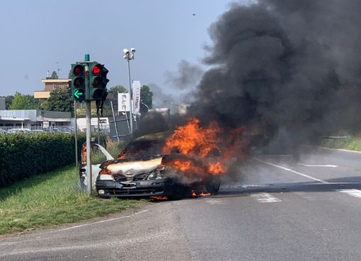 Sedriano: tamponamento sulla ex statale 11, auto prende fuoco Sedriano: tamponamento sulla ex statale 11, auto prende fuoco