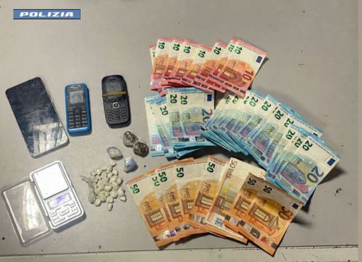 Tenta la fuga durante un controllo della Polizia di Stato: arrestato 24enne trovato in possesso di cocaina e hashish