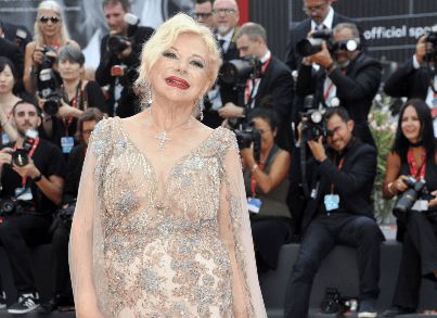 Sandra Milo, vandalizzata la tomba. La figlia Azzurra: &quot;Un giorno anche tu finirai sotto terra...&quot;