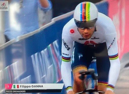 VIA AL GIRO. Brivido che arriva da lontano: Ganna subito in maglia rosa dopo la prima crono