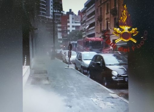 VIDEO. In fiamme una discoteca di Milano: sette squadre dei vigili del fuoco al lavoro VIDEO. In fiamme una discoteca di Milano: sette squadre dei vigili del fuoco al lavoro
