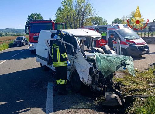 Oltrepò: schianto tra due furgoni sulla provinciale 1, ferite due persone Oltrepò: schianto tra due furgoni sulla provinciale 1, ferite due persone