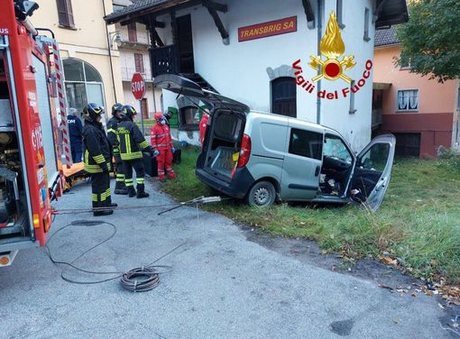 Varesino scende dall'auto ma rimane incastrato con il piede e finisce contro una casa