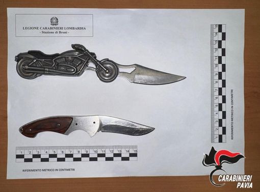 Stradella: lite per gelosia, intervento dei Carabinieri evita conseguenze più gravi, sequestrati due coltelli