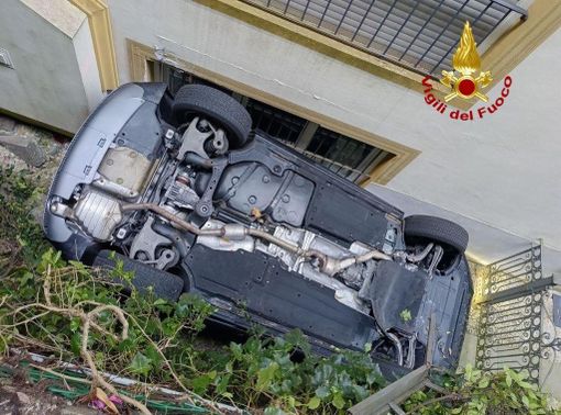 Incredibile incidente nel Verbano: auto cade da una piazzola incastrandosi contro il muro di una casa Incredibile incidente nel Verbano: auto cade da una piazzola incastrandosi contro il muro di una casa