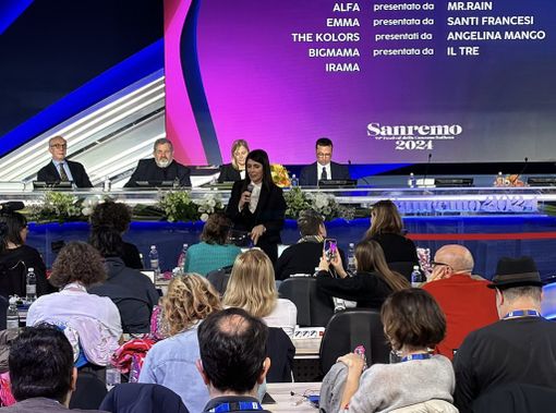 74° Festival: i 15 cantanti di questa sera saranno presentati dagli altri 15, ecco gli accoppiamenti (video)