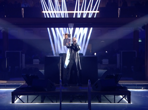 Fedez con la foto del vice ministro Galeazzo Bignami vestito da nazista Fedez con la foto del vice ministro Galeazzo Bignami vestito da nazista