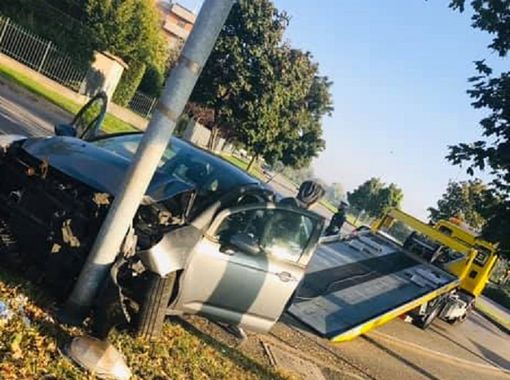 Magenta, ragazza in auto finisce contro il palo: illesa Magenta, ragazza in auto finisce contro il palo: illesa