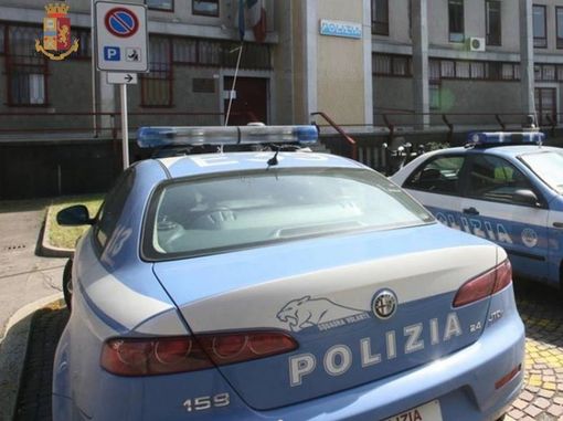 Minaccia la moglie e i cinque figli con un coltello da cucina: marito violento allontanato da casa dalla polizia Minaccia la moglie e i cinque figli con un coltello da cucina: marito violento allontanato da casa dalla polizia