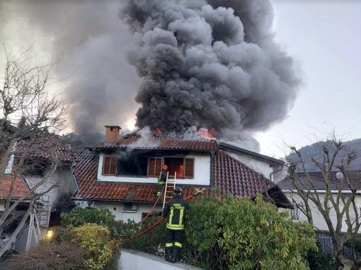«Svegliati dalle urla e dalle fiamme»: Borgosesia sotto shock per il tragico rogo