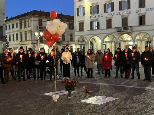 Fiaccolata a Trecate per la giornata internazionale contro la violenza sulle donne. Le immagini