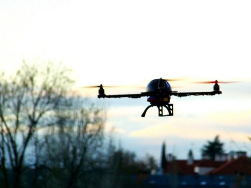 Milano, fa volare drone su piazza Duomo: denuncia e multa