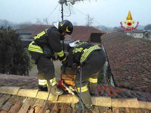 Pavia: in fiamme una canna fumaria in via Torre del Gallo Pavia: in fiamme una canna fumaria in via Torre del Gallo
