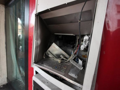 Spacca a pugni il bancomat che ha trattenuto la tessera Spacca a pugni il bancomat che ha trattenuto la tessera