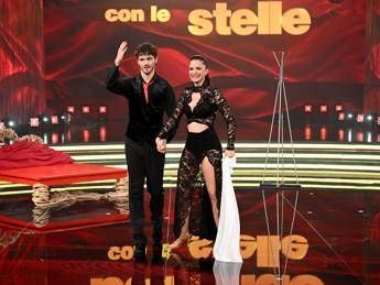 Ballando, standing ovation per Delogu: il gesto di Nikita dopo l'esibizione