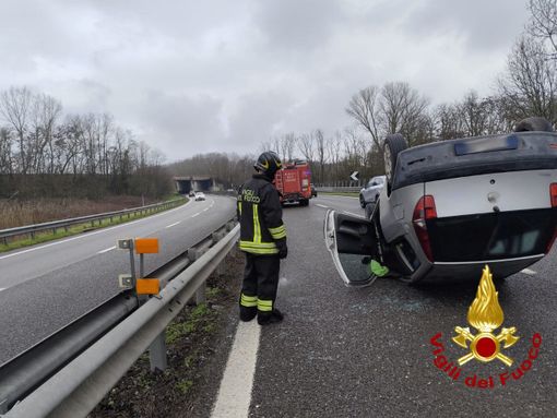San Martino Siccomario, si ribalta con l'auto nella tangenziale: ferita una 36enne San Martino Siccomario, si ribalta con l'auto nella tangenziale: ferita una 36enne