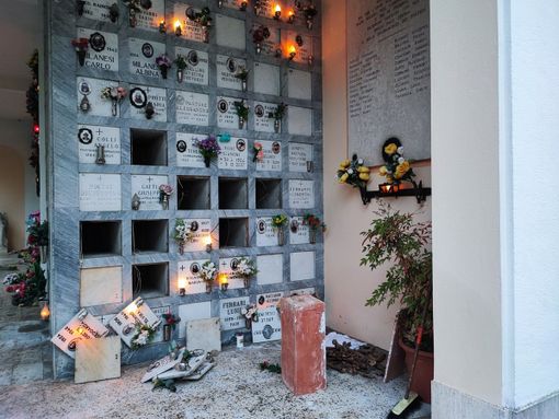 Gambarana: profanato il cimitero per rubare il rame, danneggiati alcuni ossari