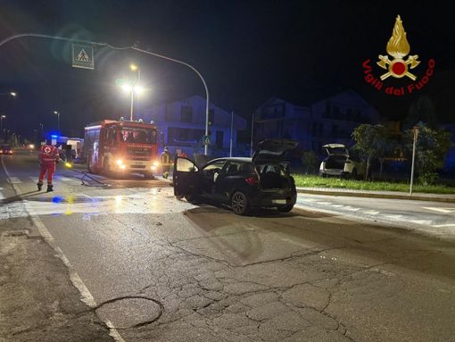 Voghera, scontro tra auto nella notte: intervengono i Vigili del fuoco per un principio di incendio