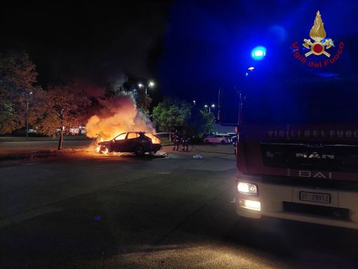 Pavia: incendio divora un'auto, i Vigili del fuoco domano le fiamme e bonificano l'area