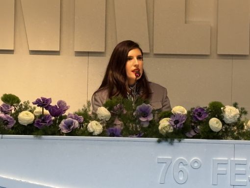 Ditonellapiaga apre la gara del festival con “Che fastidio”: “Un invito ad accettare le proprie frustrazioni”