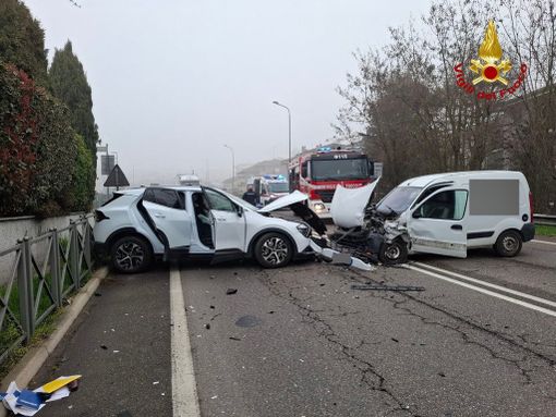 Scontro frontale sulla SP11 a Novara: due feriti e strada chiusa al traffico