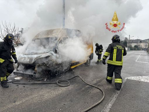 Garlasco: furgone divorato dalle fiamme, intervengono i Vigili del fuoco Garlasco: furgone divorato dalle fiamme, intervengono i Vigili del fuoco