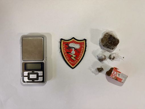 Nasconde l'hashish in una confezione di cioccolato, denunciato un 18enne Nasconde l'hashish in una confezione di cioccolato, denunciato un 18enne