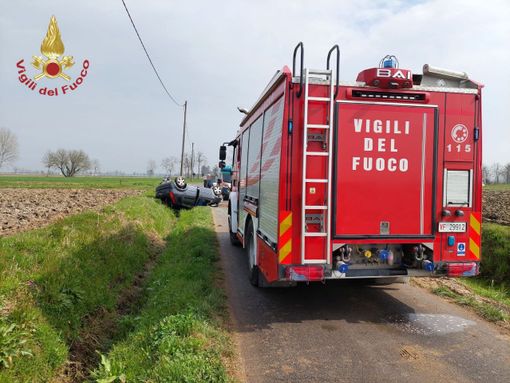 Pavia, si ribalta con l'auto in strada Vimarone: ferita una 20enne