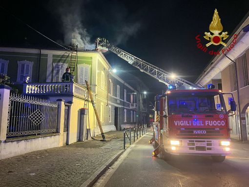 Sannazzaro: fiamme su un tetto, Vigili del fuoco impegnati oltre 3 ore per domare l'incendio