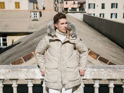 Parka uomo: reinterpretare l’eleganza maschile con un tocco casual chic