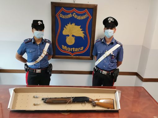 Mortara: trovato con un fucile rubato nel bagagliaio dopo un incidente stradale, in manette un 24enne