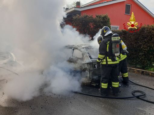 Stradella: incendio distrugge un auto in via san Lodovico Stradella: incendio distrugge un auto in via san Lodovico